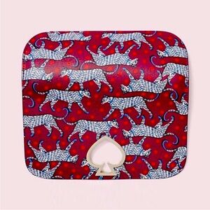 Kate Spade Purple Faux Leather Wallet |
Magnetic Closure